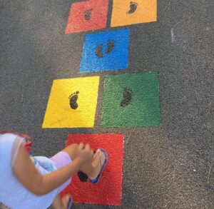 Atri ospita giochi a terra per aiutare i più piccoli nella socializzazione