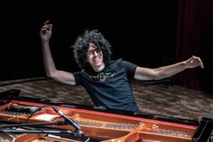 Il pianista e compositore Giovanni Allevi protagonista dell’Atri Incontra