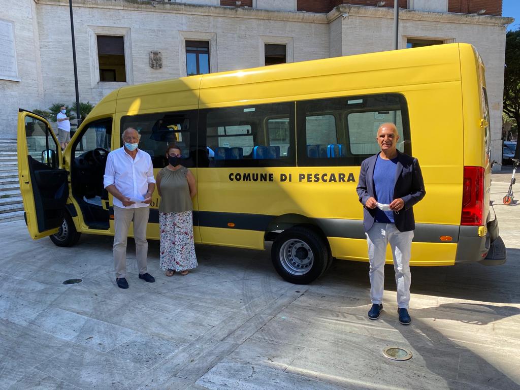 Pescara, consegnato un nuovo scuolabus per la sicurezza dei bambini