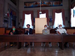 In servizio da lunedì prossimo 24 settembre, davanti alle scuole cittadine, 54 percettori di reddito di cittadinanza con il ruolo del “nonno vigile” e altri dieci per il servizio di scuolabus. Arrivato al traguardo un progetto condotto con convinzione dal Comune di Pescara e presentato nella Sala consiliare dall’assessore alle politiche sociali Adelchi Sulpizio, col dirigente Marco Molisani, i maggiori della Municipale Matteo Silvestris e Marco Porreca, la presidente della commissione politiche sociali Maria Rita Carota e il consigliere Cristian Orta. «Si tratta del primo progetto in assoluto di pubblica utilità portato in fase operativa tra tutti gli ottomila comuni italiani – così Molisani –. Ci siamo mossi subito, già a ottobre, e questi sono i risultati tangibili». Sulpizio ha sottolineato che i nuovi profili professionali sono il frutto di un’attenta selezione condotta su circa 900 donne e uomini a cura di psicologi e assistenti sociali, proprio per far emergere le migliori candidature poi affidate a un corso di formazione. «È un ruolo importantissimo che non si limita all’attraversamento in sicurezza sulle strisce pedonali, ma di controllo delle scuole, di intervento, di aiuto e di segnalazione di eventuali emergenze o problematiche alla Polizia Municipale. Un servizio da svolgere con amore per la crescita professionale e per il ruolo sociale. Per il Comune questo progetto è a costo zero ma conta soprattutto l’aspetto dell’inclusione di ulteriori 64 percettori di reddito di cittadinanza». Maria Rita Carota ritiene che «mettersi al servizio della collettività significhi anche crearsi una nuova opportunità con un compito importante e determinante». Per Sulpizio anche questo progetto consente all’amministrazione «di poter svolgere un’attività preziosa che avrebbe potuto risentire dalla necessità di disporre di risorse economiche, ma è soprattutto la riprova dell’efficienza della macchina comunale che ha lavorato intensamente e bene anche durante il periodo di lockdown».