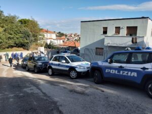 Sgomberati due edifici comunali occupati abusivamente in via Valle Furci