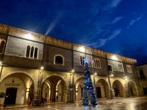 Campli, accesi l’albero di Natale e le luminarie in centro storico