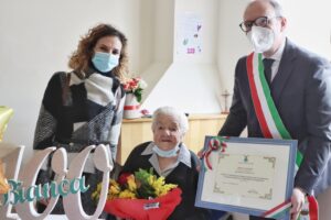 Pineto, Bianca Cardarelli compie 100 anni. Sindaco consegna pergamena