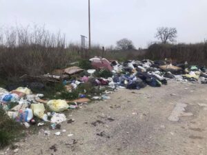 Discarica a cielo aperto tra Villa Pozzoni e Colleranesco: sindaco annuncia azioni dure