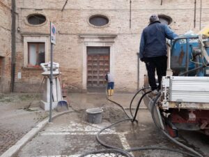 Atri, iniziati i lavori per sistemare i marciapiedi di piazza Duchi Acquaviva