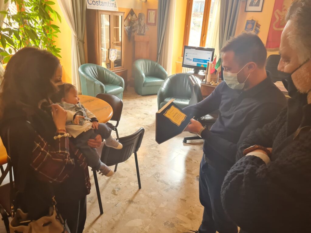 Giulianova, il sindaco incontra il piccolo Leonida: il primo bimbo nato in Abruzzo del 2021