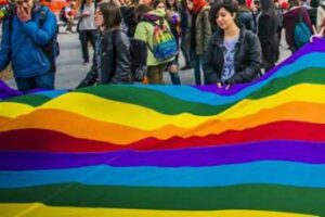 Coppia gay aggredita a Milano, pugni e insulti: “Siete contro natura”