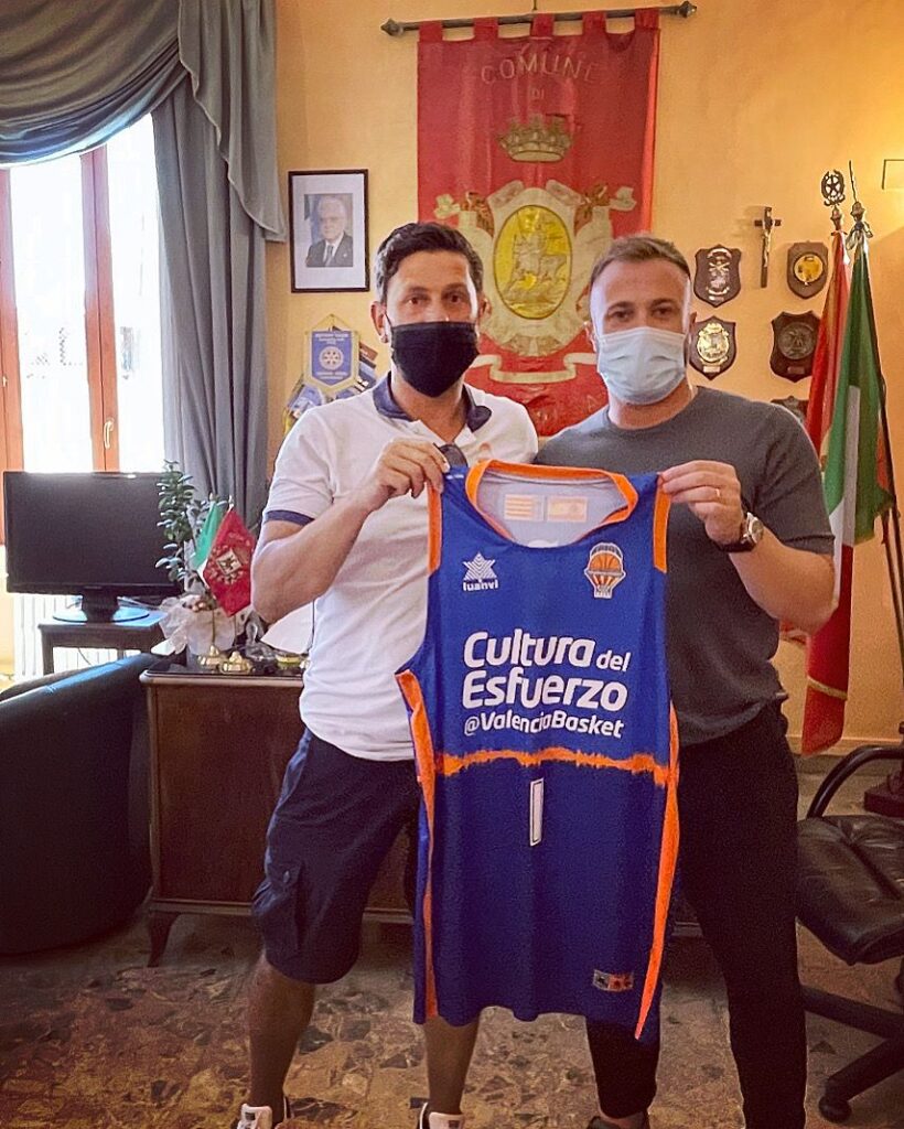 Giulianova, l'allenatore del Valencia Basket Alessandro Di Pasquale incontra il sindaco