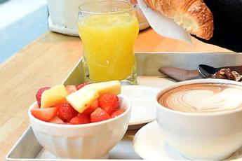 Infarto e ictus, fare colazione presto e non cenare tardi riduce rischi
