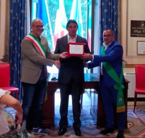 Pineto, consegna targa al Comandante Spizzirri per il suo pensionamento