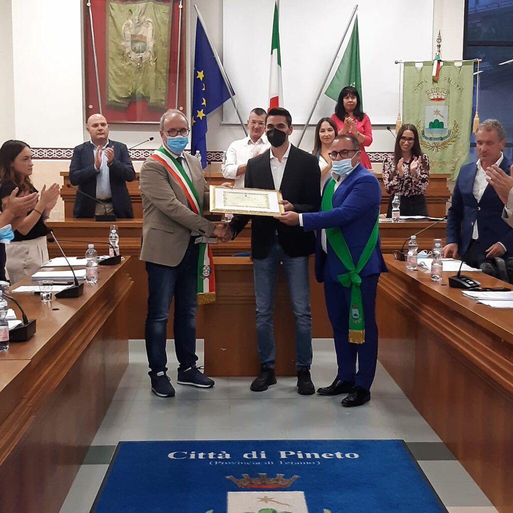 Salvò un uomo intenzionato a togliersi la vita a Pineto, sindaco consegna targa al giovane Andrea Salvatore