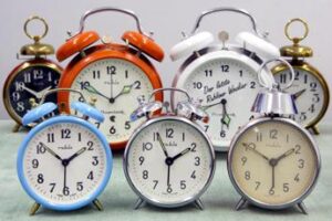 Torna l’ora solare, lancette indietro: si dorme un’ora di più