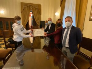 Il campione di Kiteboarding, Luca Bronzi,premiato in Comune dopo il quarto posto ai Mondiali