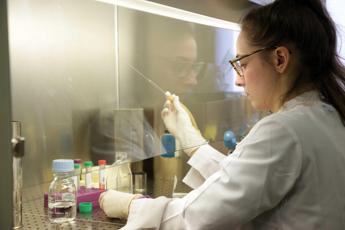 Ore contate per l’azienda che cura i ‘bimbi farfalla’, l’appello del paziente uno