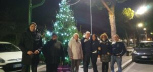 Accese le luci dell’abete natalizio di Largo Madonna