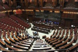 Salario minimo, maggioranza chiede ritorno in commissione: opposizione protesta