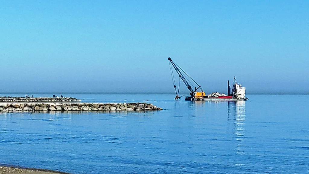 Lavori di ripristino delle scogliere esistenti a Martinsicuro e Villa Rosa