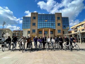 Al tennis in bici: mobilità sostenibile tra il Comune e liceo Saffo