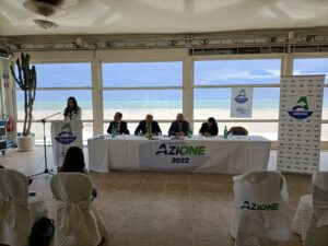 La sintesi che si auspicava portasse verso quel Rinnovamento strutturato è stata più una esternazione di intenti che in verità reale esigenza da parte di molte delle anime della coalizione. Azione Tortoreto ha una chiara e ben definita identità politica che guarda a Tortoreto- quella che viviamo e vogliamo- piuttosto che alle sole logiche di potere figlie di calcoli aritmetici e posizionamenti personali. Azione Tortoreto si è resa disponibile per la sintesi e la mediazione ma giammai tradirà i propri valori originari, gli stessi che i cittadini hanno ritrovato negli uomini e nelle donne di Azione sin dal principio dei nostri passi. Abbiamo dimostrato apertura e collaborazione sedendoci al tavolo politico allargato ove erano presenti forze anche molto eterogenee e ciò in nome di quello spirito di unità che a tutti i livelli in tempi di fragilità economica e sociale si tenta di perseguire. Era nostro dovere provare a trovare una sintesi perchè noi crediamo nella democrazia partecipativa ma se ciò vuol dire snaturarsi allora preferiamo dare la parola ai Tortoretani affinchè giudichino chi meglio li possa rappresentare. Con lo stesso spirito di inclusione, Azione Tortoreto, è aperta a chi vorrà riconoscersi nel valore di rinnovamento, nel rispetto della storicità della nostra città. C'è chi guarda alle prossime elezioni, noi guardiamo a Tortoreto. Azione Tortoreto è ora!