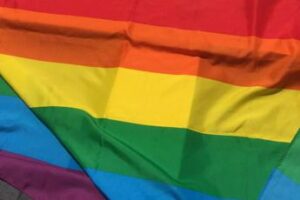 Trento, il papà biologico è malato: bimbo sarà adottato dall’altro padre, sì del tribunale