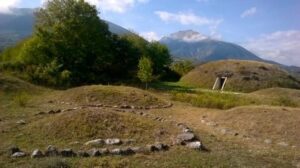 Torna visitabile con nuovi orari di apertura al pubblico l’Area Archeologica della Necropoli di Campovalano. Con l’avvio ufficiale della stagione estiva - e in occasione delle Giornate Europee dell’Archeologia, in programma per il 17, 18 e 19 giugno - l’amministrazione comunale di Campli, la Direzione Regionale Musei Abruzzo e il Museo Nazionale Archeologico di Campli comunicano i nuovi orari d’apertura al pubblico del sito archeologico, tra i più importanti d’Abruzzo e del centro Italia. L’Area Archeologica sarà visitabile, nel periodo estivo, dal 20 giugno al 31 agosto, nei seguenti giorni e orari: - Lunedì, martedì e mercoledì dalle 10 alle 14; - Sabato e domenica dalle 16 alle 20. Dal 1 settembre, l’area seguirà i seguenti orari di apertura: - Lunedì, martedì, mercoledì, sabato e domenica dalle ore 10 alle 14. Per le Giornate Europee dell’Archeologia del prossimo weekend il sito sarà aperto e visitabile in via straordinaria dalle ore 9:30 alle 14 e dalle 16 alle 20. “La Necropoli di Campovalano - dichiara il Sindaco di Campli, Federico Agostinelli - rappresenta un tassello fondamentale del nostro patrimonio culturale e della nostra offerta turistica. La nostra amministrazione - d’intesa con la Direzione Regionale Musei Abruzzo e il Museo Nazionale Archeologico di Campli, si fa carico attraverso proprio personale dei nuovi orari di apertura e, per l’occasione, ha deciso di installare una nuova tabellonistica esplicativa che ha l’obiettivo di accompagnare i visitatori alla scoperta del sito. Voglio ringraziare la Direttrice della Direzione Regionale Musei Abruzzo, Federica Zalabra e il Direttore del Museo Nazionale Archeologico di Campli, Leandro Di Donato, per la proficua collaborazione, oltre all’Assessore alla Cultura e al Turismo, Melissa Galli, per il lavoro svolto”. “Siamo particolarmente lieti - dichiara la dott.sa Federica Zalabra, Direttrice della Direzione Regionale Musei Abruzzo - di riaprire al pubblico la Necropoli di Campovalano, aggregata, come disposto dal D. M. n. 380 del 22 ottobre 2021, al Museo Archeologico Nazionale di Campli. Questa nuova organizzazione, che definisce una sola direzione per le due strutture, ci consente di sviluppare appieno la nostra azione di promozione e di delineare un nuovo percorso museale articolato tra Museo e Necropoli. Ringrazio il Sindaco Federico Agostinelli e la sua amministrazione per il proficuo lavoro svolto in un clima di piena e fattiva collaborazione”.