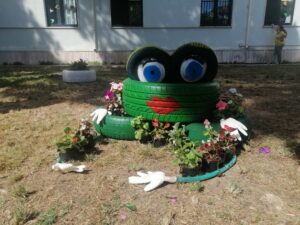 Fioriere nel giardino della scuola, studenti danno vita a gomme e bottiglie