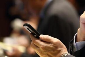 Bonifico istantaneo, vantaggi e rischi: occhio a revoca e costi aggiuntivi