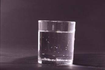 Monza, al bar chiede acqua ma gli servono soda caustica: cliente in ospedale