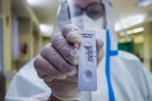 Covid Italia, crolla l’incidenza ma aumenta l’Rt: i dati della settimana
