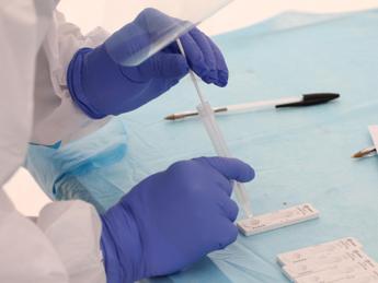 Covid oggi Italia, più tamponi ma nessun allarme