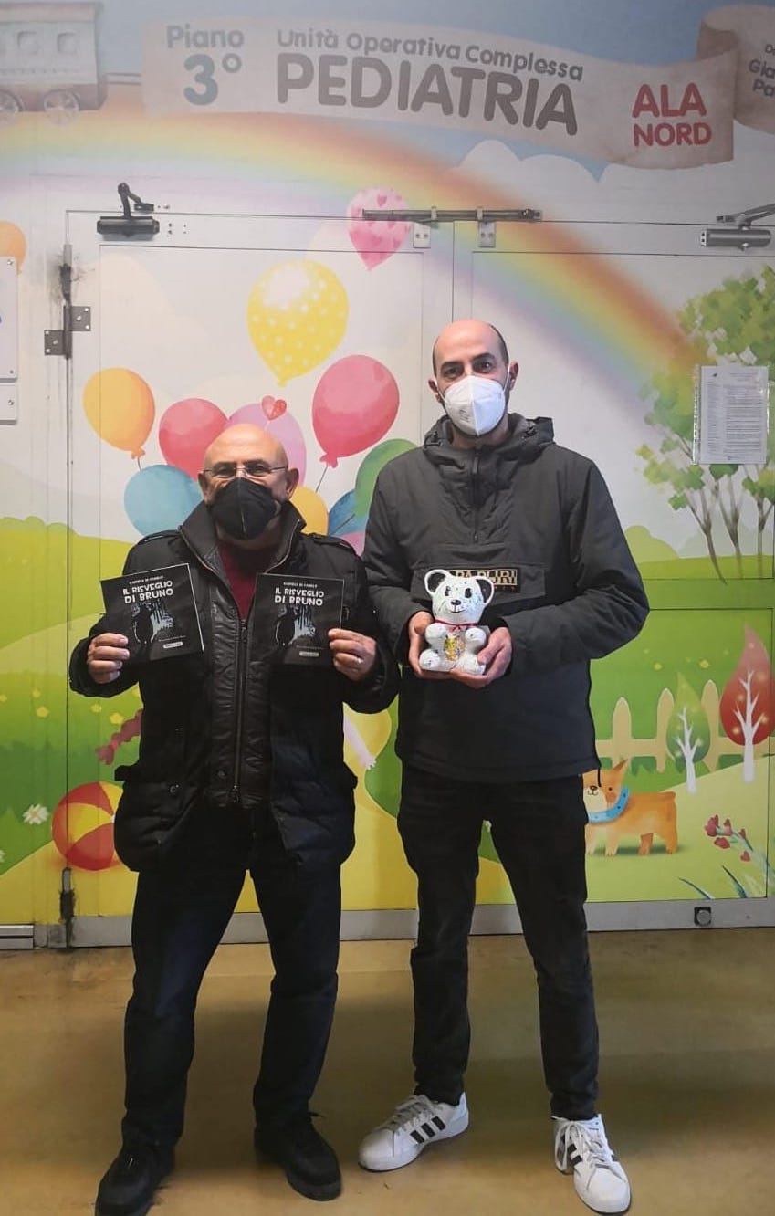 Orsetti in gesso e copie del libro Il Risveglio di Bruno donati alle pediatrie