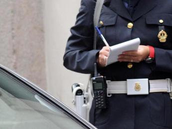 Roma, lascia le ceneri del padre vicino al cassonetto: denunciata