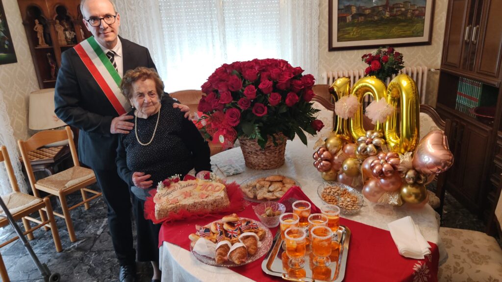 Pineto, Lucia Matalucci compie 100 anni. Amministrazione consegna targa