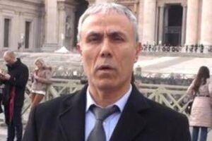 Alì Agca rinuncia ai funerali del Papa ma annuncia: “Pregherò sulla tomba di Francesco”