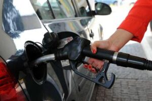 Benzina, i prezzi di oggi: self sotto i 2 euro