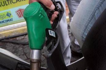Caro carburanti, prezzi benzina e diesel continuano a salire