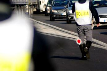 Incidente su A1, scontro tra tir e pullman migranti: due morti