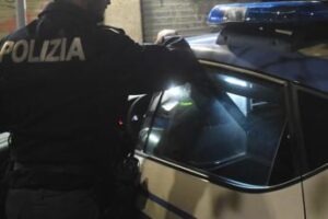 Milano, 52enne rientra in casa e muore sul divano: indagini su presunto omicidio