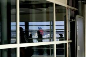 Bagaglio a mano incluso nel biglietto aereo, la stretta Ue: rischio rincari