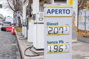 Benzina, governo lavora a bonus per fasce deboli e non per tutti