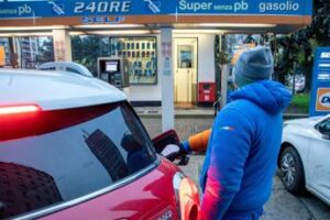 Carburanti, prezzi benzina oggi in rialzo: gasolio a 2 euro al litro