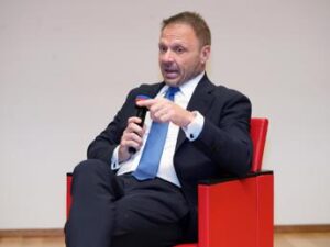 Lollobrigida e il treno, il ministro risponde: “Fermata straordinaria? Per tutti, non solo per me”