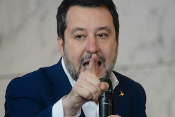 Scontri Bologna, Salvini contro i centri sociali: “Covo di delinquenti, vanno sigillati”