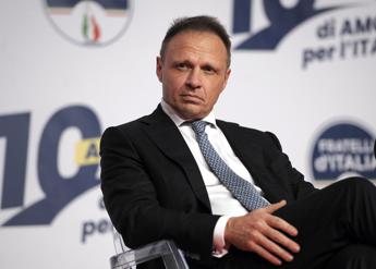 Lollobrigida e il treno, scoppia il caso: bufera sul ministro