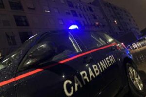 Milano, sorprende ragazzo nel suo giardino e spara: ferito 17enne
