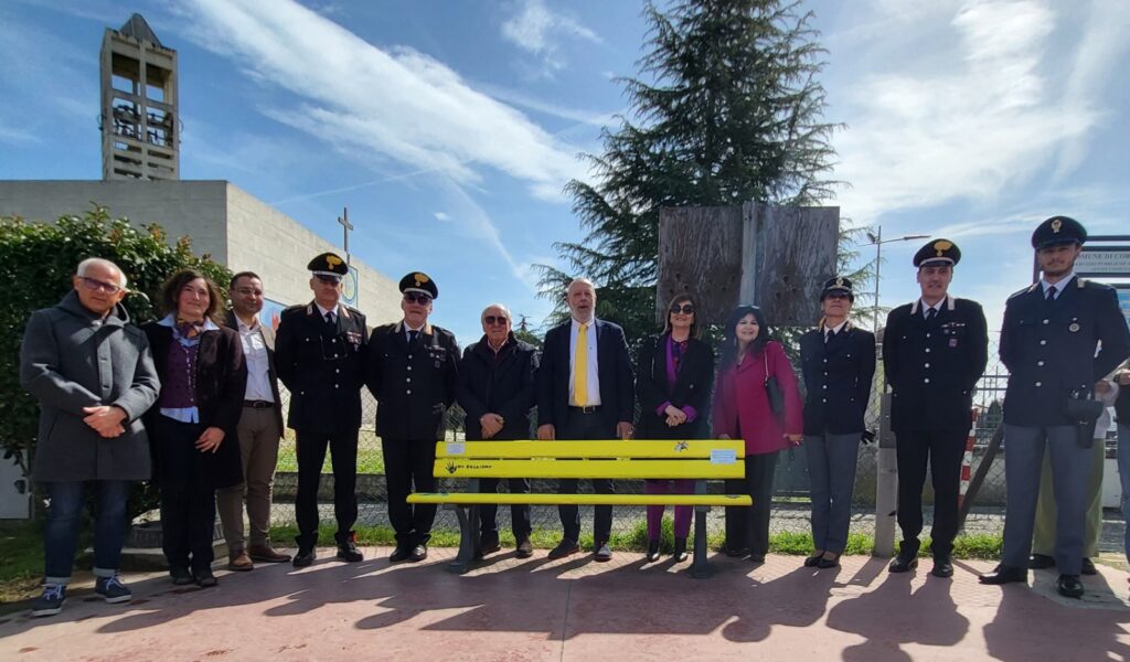 I.C. Corropoli, inaugurata panchina gialla contro bullismo e cyberbullismo
