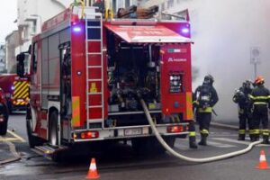 Roma, incendio in capannone in vicolo del Monte delle Capre al Trullo
