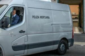 Tiene in casa il corpo del padre morto da un anno per riscuotere la pensione