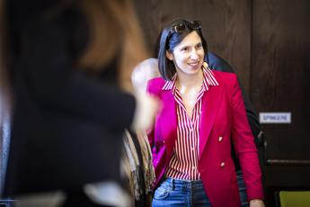 Jobs Act, la firma ‘coerente’ di Schlein spiazza i riformisti: Bonaccini media