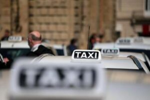 Roma, incubo taxi tra attese infinite e flop doppia guida: la applicano solo 60 su 7.672